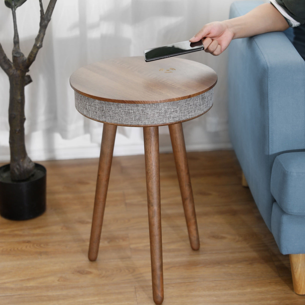Ellure Smart Table mit Lautsprecher und kabellosem Ladegerät 